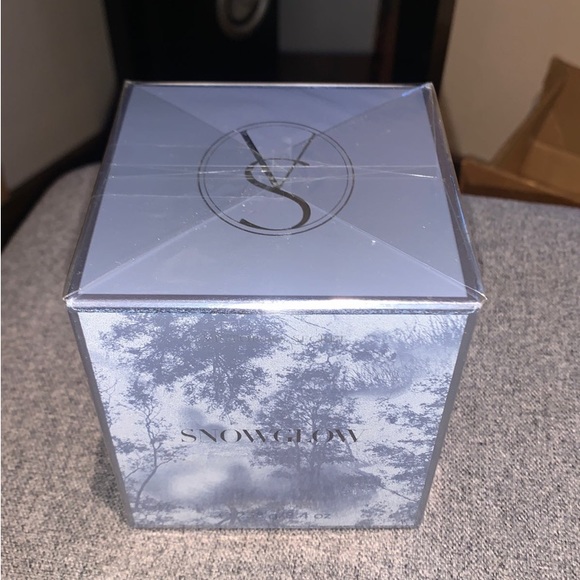 Victoria’s Secret Snowglow Candle - Picture 2 of 4
